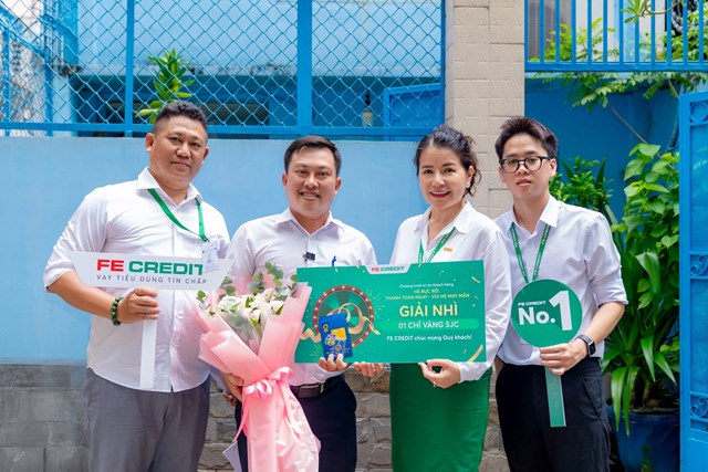 Đại diện FE CREDIT trao giải nh&igrave; l&agrave; một chỉ v&agrave;ng SJC đến anh Trường Hải. Ảnh: FE CREDIT. &nbsp;