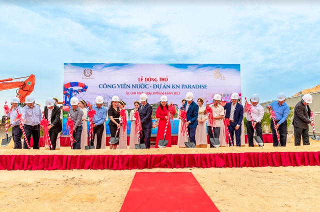 Đại diện Chủ đầu tư v&agrave; c&aacute;c đối t&aacute;c tiến h&agrave;nh nghi thức động thổ c&ocirc;ng vi&ecirc;n nước tại dự &aacute;n KN Paradise.