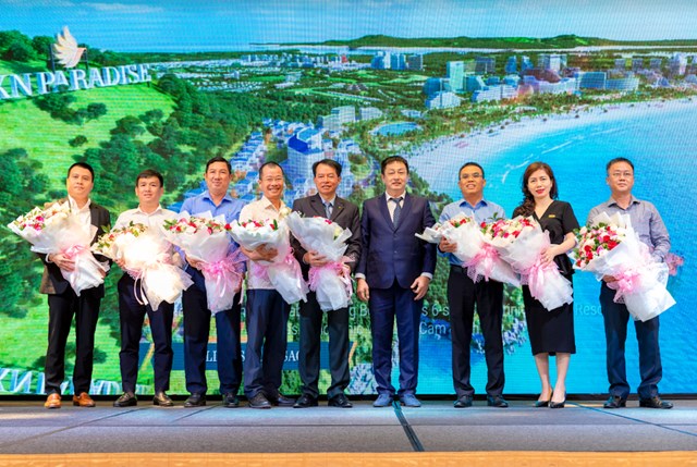 Đại diện Chủ đầu tư dự &aacute;n KN Paradise tặng hoa cho c&aacute;c đại diện ng&acirc;n h&agrave;ng h&agrave;ng đầu tại Việt Nam