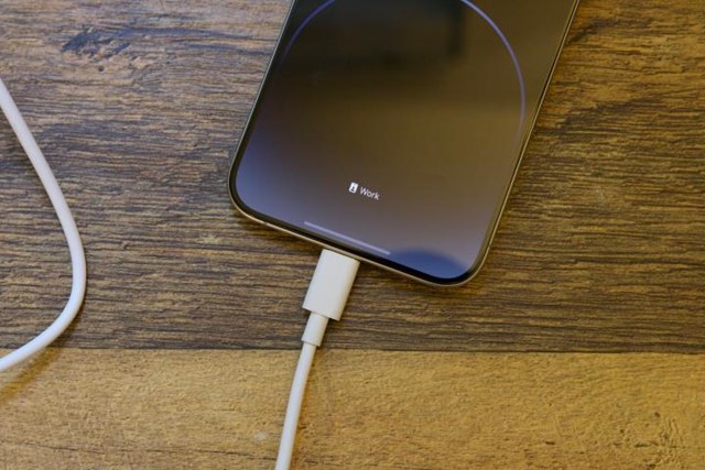 &quot;T&#244;i gặp lỗi b&#237; ẩn tr&#234;n iPhone 15 Pro Max&quot;: Pin cứ thế biến đi đ&#226;u mất? - Ảnh 2