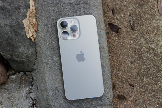 &quot;T&#244;i gặp lỗi b&#237; ẩn tr&#234;n iPhone 15 Pro Max&quot;: Pin cứ thế biến đi đ&#226;u mất? - Ảnh 1