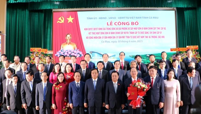 Phó Chủ tịch Quốc hội Lê Minh Hoan trao Quyết định, tặng hoa và ra mắt BCH Đảng bộ tỉnh Cà Mau (ông Nguyễn Hồ Hải - Bí thư Tỉnh ủy Cà Mau nhận quyết định).