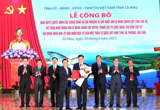 Ph&oacute; Chủ tịch Quốc hội L&ecirc; Minh Hoan trao Quyết định của Thủ tướng Ch&iacute;nh phủ về chỉ định Chủ tịch, Ph&oacute; Chủ tịch UBND tỉnh C&agrave; Mau mới (Chủ tịch UBND tỉnh Phạm Th&agrave;nh Ngại nhận Quyết định).
