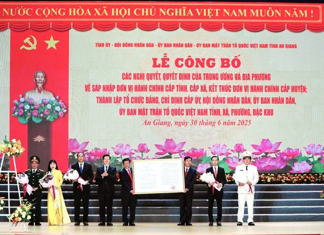 Đ&oacute;n nhận Nghị quyết của Quốc hội về th&agrave;nh lập tỉnh An Giang.