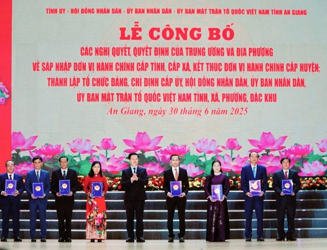 Trao Nghị quyết của Ủy ban Thường vụ Quốc hội chỉ định Chủ tịch, c&aacute;c Ph&oacute; Chủ tịch HĐND; Trưởng c&aacute;c ban của HĐND tỉnh An Giang nhiệm kỳ 2021- 2026