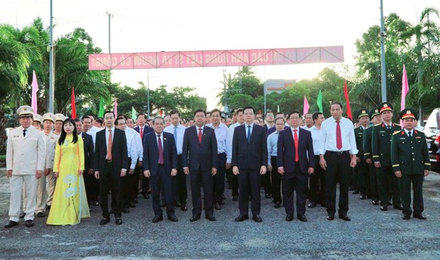 Ph&oacute; Thủ tướng Ch&iacute;nh phủ Mai Văn Ch&iacute;nh c&ugrave;ng l&atilde;nh đạo, nguy&ecirc;n l&atilde;nh đạo c&aacute;c Bộ, ng&agrave;nh Trung ương v&agrave; địa phương viếng Nghĩa trang liệt sĩ tỉnh Ki&ecirc;n Giang.