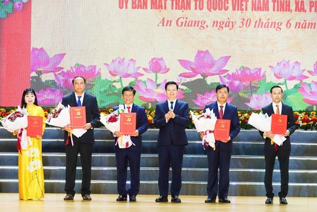 Trao Quyết định của Bộ Ch&iacute;nh trị chỉ định B&iacute; thư, c&aacute;c Ph&oacute; B&iacute; thư Tỉnh ủy An Giang nhiệm kỳ 2020 &ndash; 2025