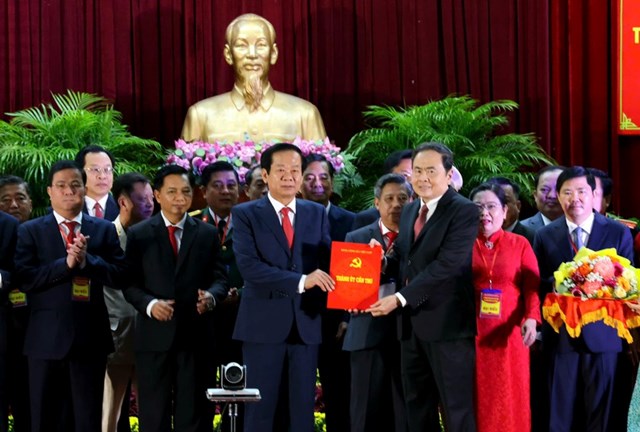 Chủ tịch Quốc hội Trần Thanh Mẫn trao quyết định cho &ocirc;ng Đỗ Thanh B&igrave;nh - B&iacute; thư Th&agrave;nh ủy Cần Thơ.