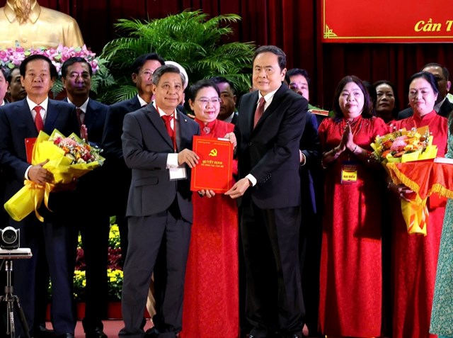 Chủ tịch Quốc hội Trần Thanh Mẫn trao quyết định cho &ocirc;ng Đồng Văn Thanh - Ph&oacute; B&iacute; thư Thường trực Th&agrave;nh ủy, Chủ tịch HĐND TP Cần Thơ.
