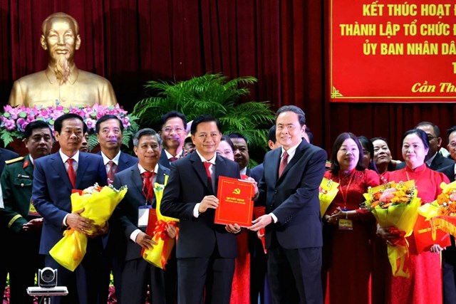 Chủ tịch Quốc hội Trần Thanh Mẫn trao quyết định cho &ocirc;ng Trần Văn L&acirc;u - Ph&oacute; B&iacute; thư Th&agrave;nh ủy, Chủ tịch UBND TP Cần Thơ.