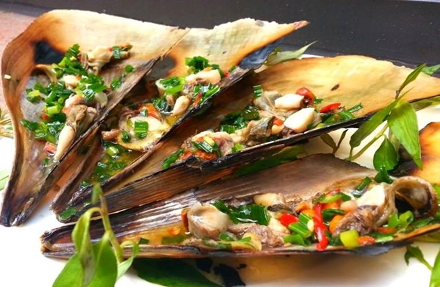 Bi&ecirc;n mai nướng mỡ h&agrave;nh.
