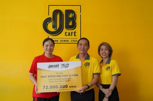 &Ocirc;ng L&ecirc; Nguy&ecirc;n H&ograve;a - Gi&aacute;m đốc Quỹ Ph&aacute;t triển T&agrave;i năng Việt v&agrave; b&agrave; Vũ My Khuy&ecirc;n &ndash; Gi&aacute;m đốc Vận h&agrave;nh chuỗi c&agrave; ph&ecirc; &Ocirc;ng Bầu trao học bổng cho VĐV Hồng Tuyết &nbsp;