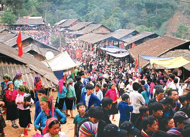 Chợ t&igrave;nh Kh&acirc;u Vai.