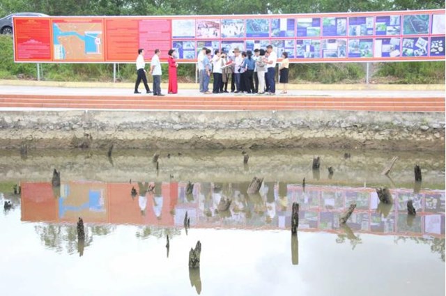Đo&agrave;n chuy&ecirc;n gia UNESCO/ICOMOS thẩm định ở b&atilde;i cọc Bạch Đằng. (Ảnh: &Aacute;nh Tuyết) &nbsp;