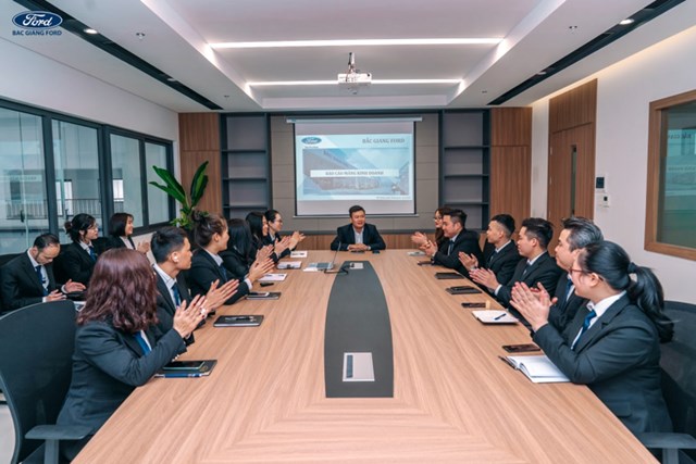 Cuộc họp h&agrave;ng tuần của c&aacute;c ph&ograve;ng ban