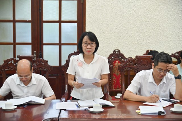 Đồng ch&iacute; Tạ Thị T&agrave;i, Ph&oacute; Ch&aacute;nh Thanh tra Bộ Tư ph&aacute;p b&aacute;o c&aacute;o tại buổi l&agrave;m việc.