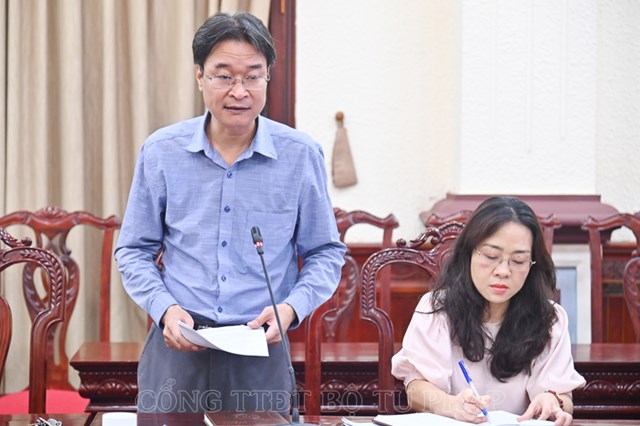 Đồng ch&iacute; Ho&agrave;ng Xu&acirc;n Hoan, Ph&oacute; Cục trưởng Cục Kiểm tra VBQPPL ph&aacute;t biểu tại buổi l&agrave;m việc.