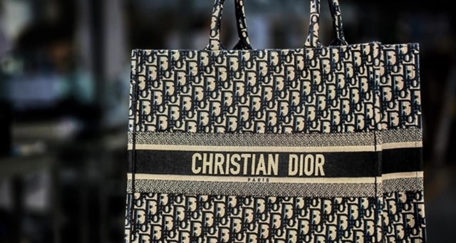 C&#226;u chuyện kinh doanh: Sự thật về gi&#225; trị đ&#250;ng của những chiếc t&#250;i Dior, Giorgio Armani gi&#225; tới 70 triệu đồng - Ảnh 3