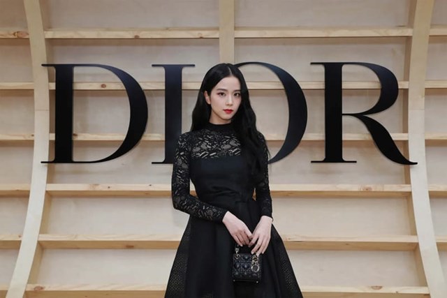 C&#226;u chuyện kinh doanh: Sự thật về gi&#225; trị đ&#250;ng của những chiếc t&#250;i Dior, Giorgio Armani gi&#225; tới 70 triệu đồng - Ảnh 1