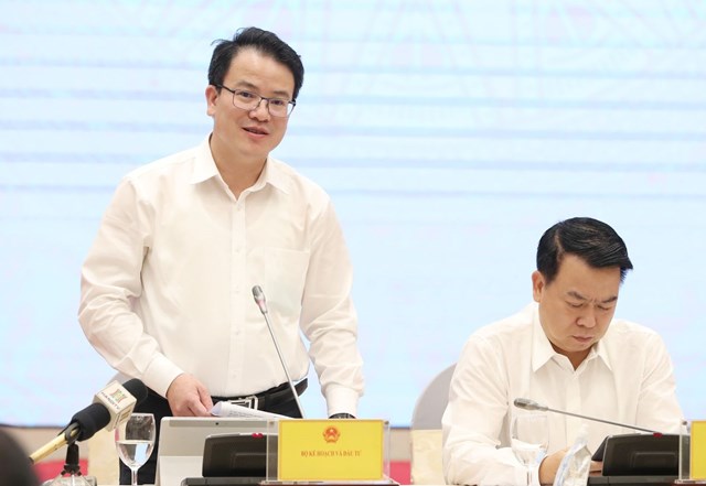 Thứ trưởng Bộ Kế hoạch v&agrave; Đầu tư Trần Quốc Phương cung cấp th&ocirc;ng tin tại họp b&aacute;o.