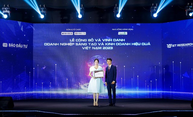 Đại diện Văn Ph&uacute; &ndash; Invest nhận chứng nhận Top 10 Doanh nghiệp S&aacute;ng tạo v&agrave; Kinh doanh hiệu quả Việt Nam 2023 ng&agrave;nh Bất động sản &ndash; X&acirc;y dựng &nbsp;