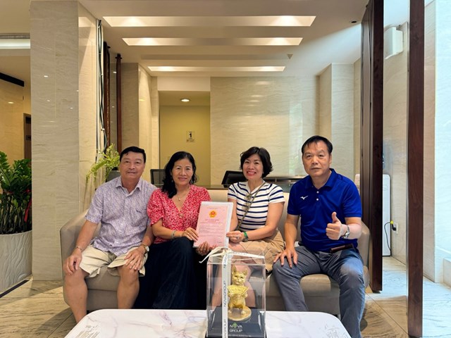 Gia đ&igrave;nh &ocirc;ng Nguyễn Hồng Sơn vui mừng trong ng&agrave;y nhận sổ hồng