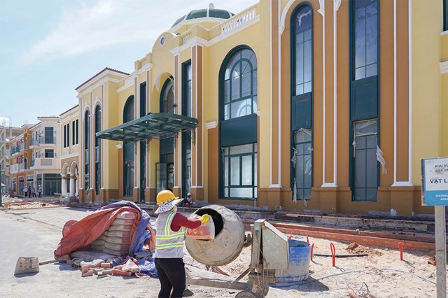 Tại tổ hợp du lịch đa sắc m&agrave;u NovaWorld Ho Tram, nhiều cư d&acirc;n đang dần ho&agrave;n thiện nội thất để nghỉ dưỡng, khai th&aacute;c cho thu&ecirc;