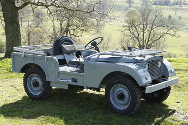 Chiếc Land Rover với tay l&aacute;i ở ch&iacute;nh giữa