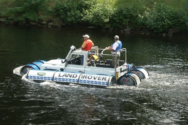 Chiếc&nbsp;Floating Ninety Defender chạy tr&ecirc;n mặt nước