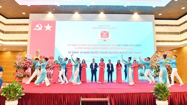Kỷ niệm 35 năm b&#225;o Ph&#225;p luật Việt Nam ra số b&#225;o đầu ti&#234;n - Ảnh 1