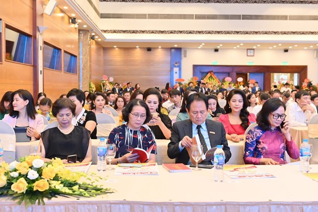 Nguy&ecirc;n Ph&oacute; Tổng bi&ecirc;n tập thường trực Đặng Ngọc Luyến (h&agrave;ng đầu, thứ 3, từ tr&aacute;i sang v&agrave; nguy&ecirc;n Ph&oacute; Tổng bi&ecirc;n tập Trần Thị Hương Mai (h&agrave;ng đầu, thứ 4 từ phải sang) c&ugrave;ng nguy&ecirc;n l&atilde;nh đạo, c&aacute;n bộ B&aacute;o PLVN c&aacute;c thời kỳ tham dự Lễ kỷ niệm 35 năm Ng&agrave;y B&aacute;o PLVN ra số đầu ti&ecirc;n.