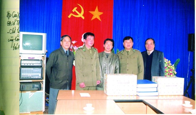 Trao qu&agrave; từ thiện Đồn bi&ecirc;n ph&ograve;ng Lũng C&uacute; - H&agrave; Giang năm 2005.
