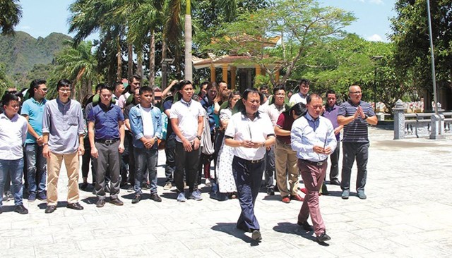 D&acirc;ng hương tưởng nhớ c&aacute;c anh h&ugrave;ng liệt sỹ tại Nghĩa trang Việt - L&agrave;o&nbsp; th&aacute;ng 7/2018.&nbsp;