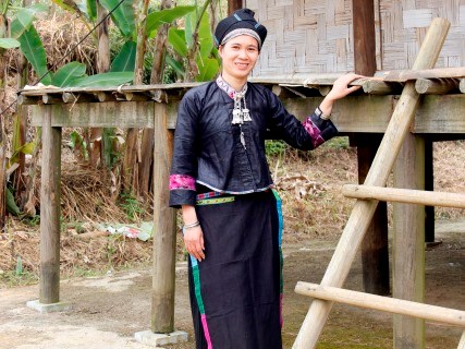 Phụ nữ N&ugrave;ng D&iacute;n trong trang phục truyền thống.
