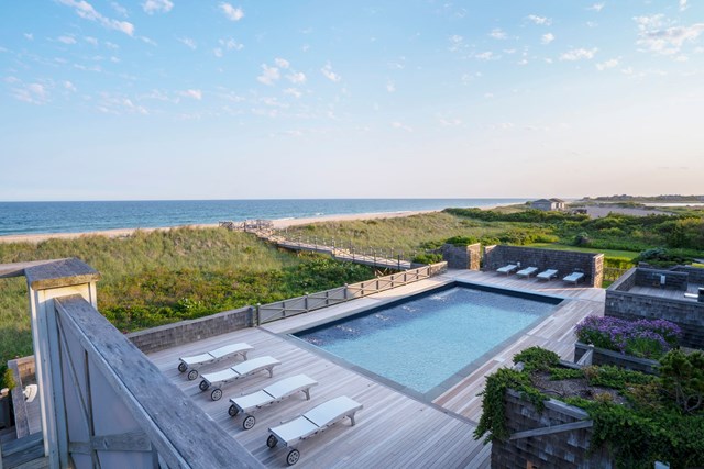 Biệt thự tại Sagaponack (Mỹ) được y&ecirc;u th&iacute;ch nhờ nằm tr&ecirc;n đồi c&aacute;t tự nhi&ecirc;n v&agrave; hướng biển. &nbsp;