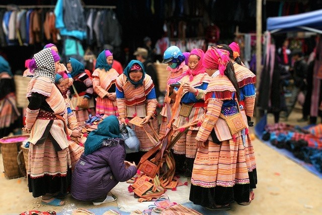Phụ nữ M&ocirc;ng Hoa trong trang phục thổ cẩm.