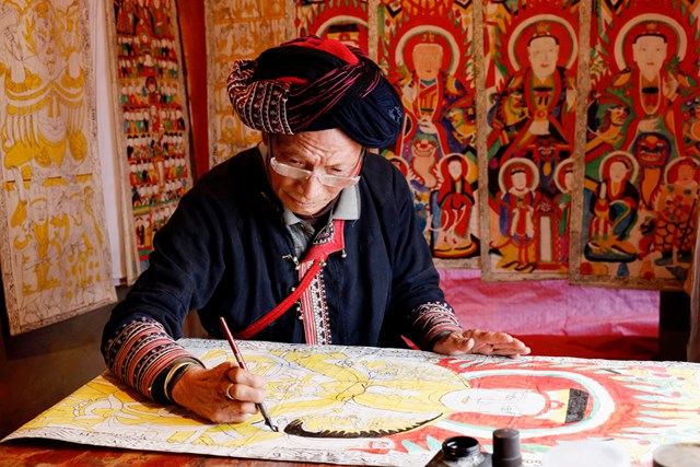 Nghệ nh&acirc;n vẽ tranh thờ. &nbsp;