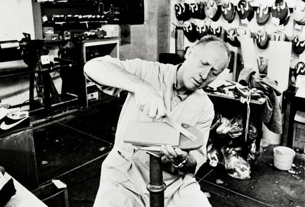 Bill Bowerman, một trong hai vị "cha đẻ" của tập đo&agrave;n Nike &nbsp;