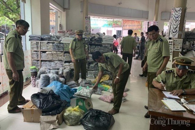 Lực lượng chức năng thực hiện kiểm đếm số h&agrave;ng h&oacute;a vi phạm