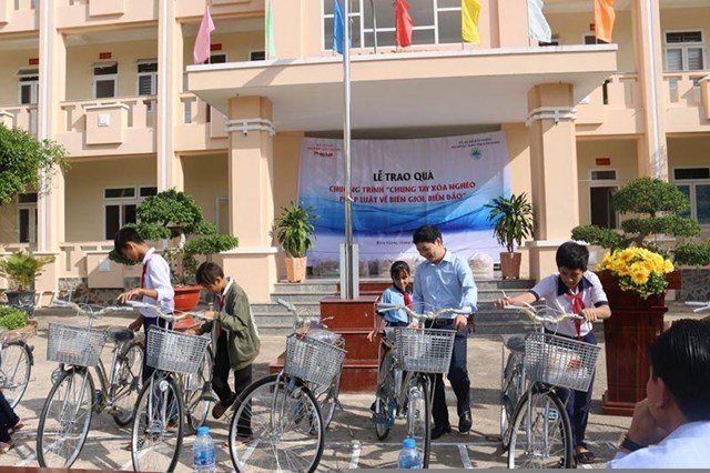 PLVN lu&ocirc;n n&ecirc;u cao tinh thần tương th&acirc;n tương &aacute;i th&ocirc;ng qua c&aacute;c hoạt động thiện nguyện, &ldquo;chung tay x&oacute;a ngh&egrave;o ph&aacute;p luật.