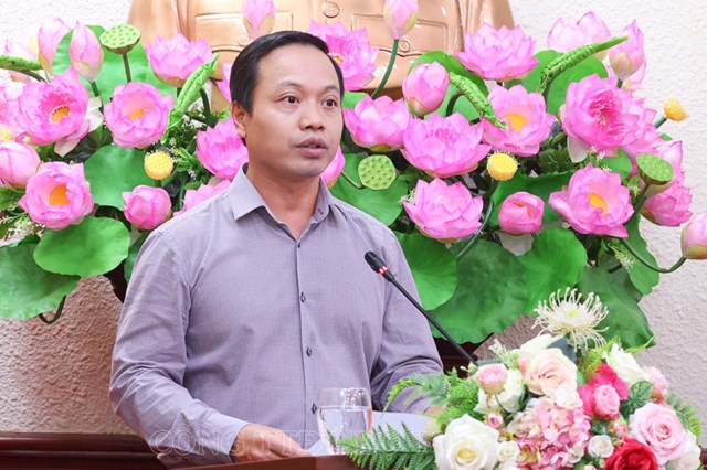 Thứ trưởng Trần Tiến Dũng tr&igrave;nh b&agrave;y t&oacute;m tắt B&aacute;o c&aacute;o sơ kết c&ocirc;ng t&aacute;c tư ph&aacute;p 6 th&aacute;ng đầu năm 2024.