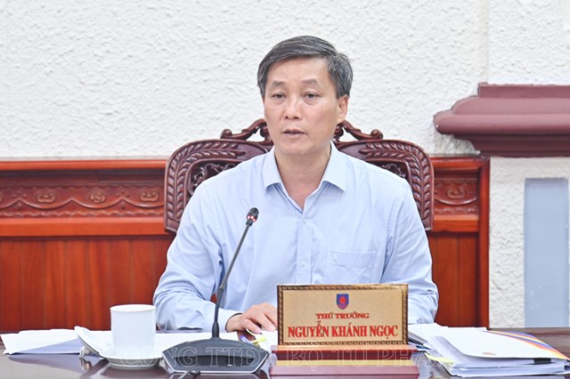 Thứ trưởng Nguyễn Kh&aacute;nh Ngọc điều h&agrave;nh phi&ecirc;n thảo luận.
