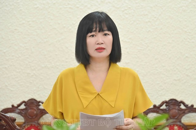 Đồng ch&iacute; Ng&ocirc; Quỳnh Hoa, Ph&oacute; Cục trưởng Cục PBGDPL b&aacute;o c&aacute;o tại cuộc họp.
