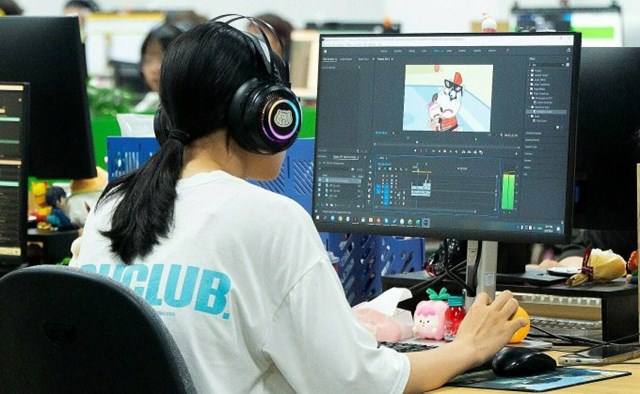 Một nh&acirc;n sự đang sản xuất video s&oacute;i Wolfoo tại văn ph&ograve;ng ở H&agrave; Nội. Ảnh: Quy&ecirc;n Phạm