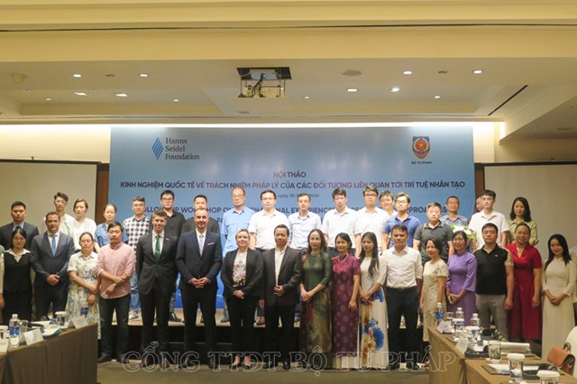 Thứ trưởng Trần Tiến Dũng chụp ảnh lưu niệm c&ugrave;ng c&aacute;c đại biểu tham dự Hội nghị.