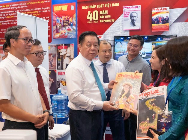 Trong khu&ocirc;n khổ Hội b&aacute;o to&agrave;n quốc 2025, đồng ch&iacute; Nguyễn Trọng Nghĩa, Ủy vi&ecirc;n Bộ Ch&iacute;nh trị, B&iacute; thư Trung ương Đảng, Trưởng Ban Tuy&ecirc;n gi&aacute;o v&agrave; D&acirc;n vận Trung ương; đồng ch&iacute; L&ecirc; Quốc Minh, Ủy vi&ecirc;n Trung ương Đảng, Ph&oacute; Trưởng Ban Tuy&ecirc;n gi&aacute;o v&agrave; D&acirc;n vận Trung ương, Chủ tịch Hội Nh&agrave; b&aacute;o Việt Nam, Tổng Bi&ecirc;n tập B&aacute;o Nh&acirc;n D&acirc;n tới thăm gian trưng b&agrave;y B&aacute;o Ph&aacute;p luật Việt Nam.