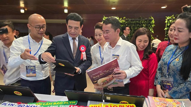 Đại tướng Phan Văn Giang, Ủy viên Bộ Chính trị, Bộ trưởng Bộ Quốc phòng tham quan gian trưng bày Báo Pháp luật Việt Nam.