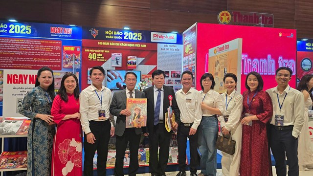 PGS.TS Nguyễn Thế Kỷ ( thứ 5 từ tr&aacute;i sang) - Ph&oacute; Chủ tịch Hội đồng L&yacute; luận Trung ương ki&ecirc;m Trưởng ban L&yacute; luận ph&ecirc; b&igrave;nh văn học nghệ thuật; &ocirc;ng Nguyễn Đức Lợi (thứ 4 từ tr&aacute;i sang) - Ph&oacute; Chủ tịch thường trực Hội Nh&agrave; b&aacute;o Việt Nam thăm gian trưng b&agrave;y B&aacute;o Ph&aacute;p luật Việt Nam v&agrave; chụp ảnh lưu niệm.