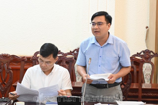 Đồng ch&iacute; L&ecirc; Tuấn Phong - Ph&oacute; Ch&aacute;nh Văn ph&ograve;ng b&aacute;o c&aacute;o&nbsp;c&ocirc;ng t&aacute;c chuẩn bị Hội nghị sơ kết 06 th&aacute;ng đầu năm của Tổ c&ocirc;ng t&aacute;c 06/CP&nbsp;