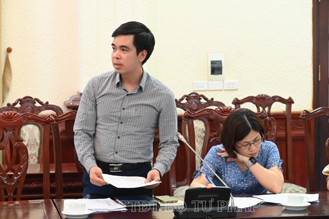 C&aacute;c đại biểu tham gia thảo luận tại buổi l&agrave;m việc.